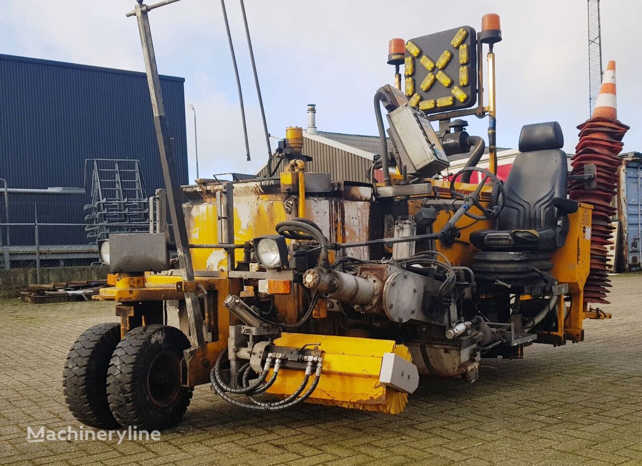 HOFMANN BORUM termoplast road liner 250 + road marking machine for sale